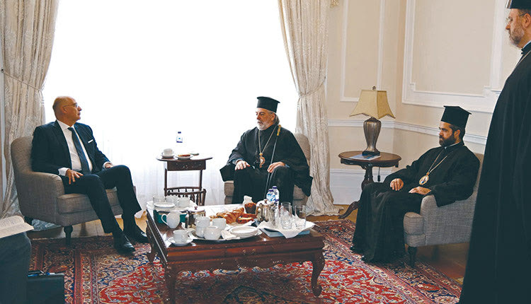 Συνάντηση μεταξύ του υπουργού Εξωτερικών της Ελληνικής Δημοκρατίας κ. Νικολάου Δένδια με τον Σεβασμιώτατο Αρχιεπίσκοπο Θυατείρων και Μεγάλης Βρεταννίας κ. Νικήτα