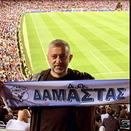 Μέχρι στο Καμπ Νου βρέθηκε το κασκόλ της Δαμάστας. “Πράσινος” ο πρόεδρος του συλλόγου Γιώργος Πολυχρονάκης που πήγε και είδε Μπαρτσελόνα - Ντιναμό Κιέβου 1-0. Οχι, ο Πρόεδρος δεν έκανε καμία σύγκριση με τα ελληνικά γήπεδα.