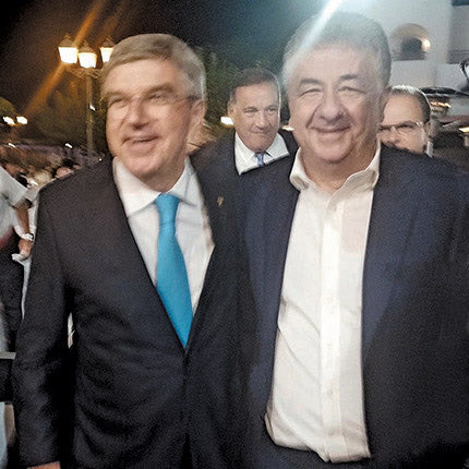   Ο κ. Αρναουτάκης προσκάλεσε τον πρόεδρο της ΔΟΕ κ. Μπαχ    για διακοπές στο νησί