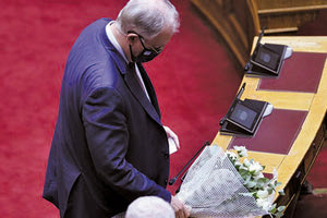 Ένα μπουκέτο λουλούδια άφησε στο έδρανο της Φώφης Γεννηματά ο Κώστας Τασούλας