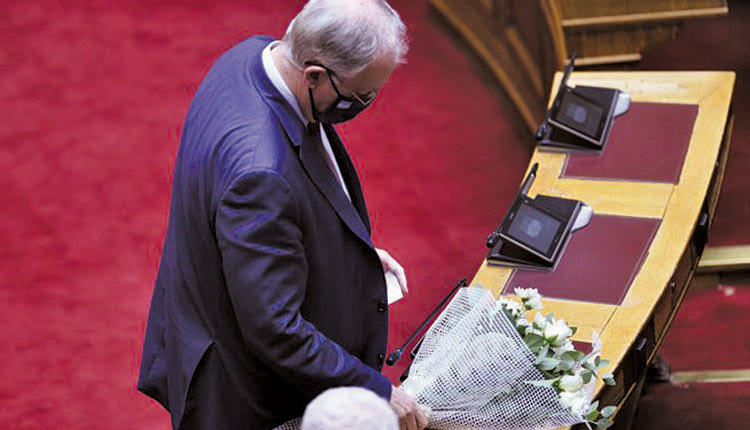 Ένα μπουκέτο λουλούδια άφησε στο έδρανο της Φώφης Γεννηματά ο Κώστας Τασούλας