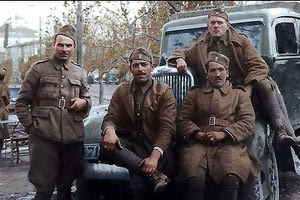 ΦΩΤΟΗΜΕΡΑΣ: Έλληνες φαντάροι. Τον Οκτώβριο του 1940. Περιμένουν στα Γιάννενα για να πάνε στο μέτωπο.