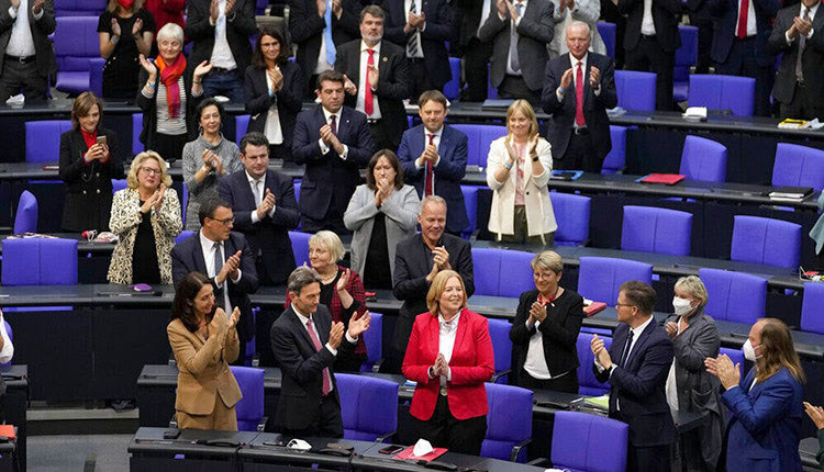 Με 576 ψήφους υπέρ, 90 κατά και 58 αποχές η Μπέρμπελ Μπας εξελέγη πριν από λίγο πρόεδρος του Ομοσπονδιακού Κοινοβουλίου της Γερμανίας