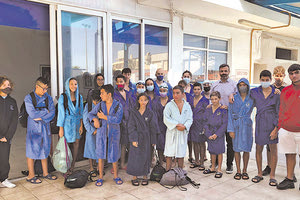 Ο κ. Ξυλούρης με αθλητές στο κολυμβητήριο Ηρακλείου