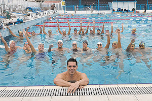 Ο Ταϊγανίδης χθες στο κολυμβητήριο Ηρακλείου με αθλητές