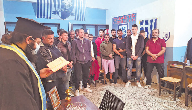 Από τον αγιασμό του Πόρου. “Να πάμε καλύτερα φέτος” ήταν η ευχή του παπά Μιχάλη...