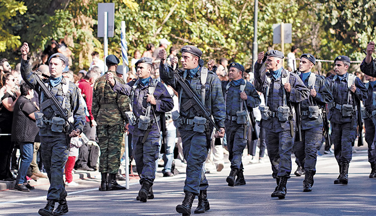 ΣΤΟ ΗΡΑΚΛΕΙΟ: Με μέτρα και αποστάσεις η παρέλαση – ΚΑΘΗΜΕΡΙΝΗ ΠΡΩIΝΗ  ΕΦΗΜΕΡΙΔΑ ΗΡΑΚΛΕΙΟΥ ΚΡΗΤΗΣ: patris.gr