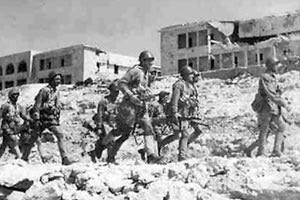 ΦΩΤΟΗΜΕΡΑΣ: Ιταλοί στρατιώτες το 1941 στην Κρήτη μετά από βομβαρδισμό!