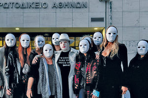 Στιγμές ειλικρινούς συμπαράστασης και αμέριστης αλληλεγγύης βίωσε η Ιωάννα, θύμα της βιτριολίστριας Έφης Κακαράντζουλα, μετά την καταδικαστική για τη δράστιδα απόφαση και την επιβολή της αυστηρότερης σύμφωνα με τα προβλεπόμενα, ποινής.