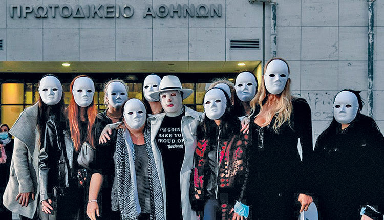 Στιγμές ειλικρινούς συμπαράστασης και αμέριστης αλληλεγγύης βίωσε η Ιωάννα, θύμα της βιτριολίστριας Έφης Κακαράντζουλα, μετά την καταδικαστική για τη δράστιδα απόφαση και την επιβολή της αυστηρότερης σύμφωνα με τα προβλεπόμενα, ποινής.