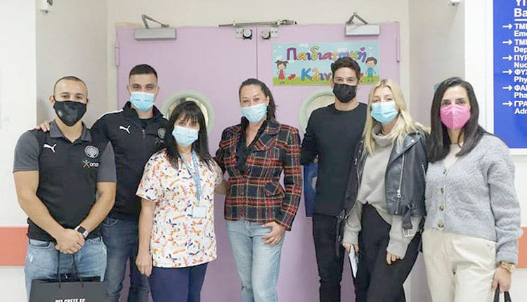 Το μεσημέρι της Τετάρτης, οι ποδοσφαιριστές του ΟΦΗ Κοσμάς Τσιλιανίδης και Αμπντούλ Ουές, επισκέφθηκαν, σε συνεργασία με την «Παρέα της Αγάπης», τους μικρούς ασθενείς της Παιδιατρικής Κλινικής του Βενιζέλειου Νοσοκομείου.