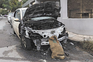 Το ένα από τα τρία οχήματα καταστράφηκε ολοσχερώς