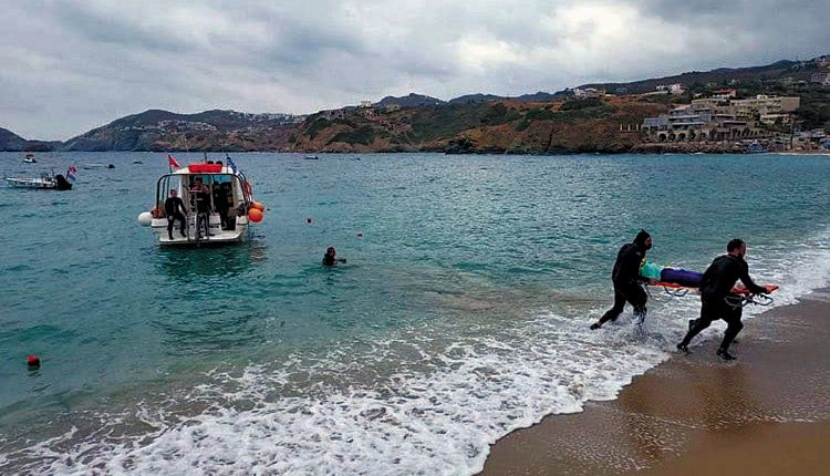 Οι δύτες έβγαλαν τη σορό  στην παραλία της Αγίας Πελαγίας