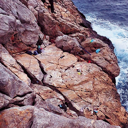 Τα βράχια απ’ όπου ψάρευαν ο 35χρονος  και οι φίλοι του