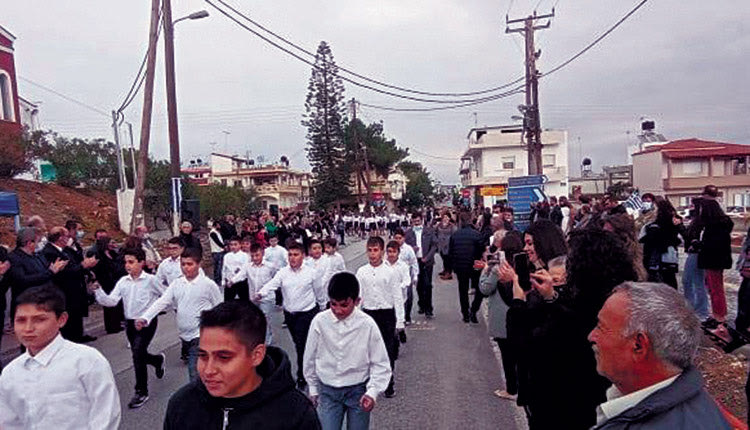 Οι μαθητές μπορούν να κάνουν μάθημα σε λυόμενες αίθουσες αλλά δεν αψήφησαν την παρέλαση 