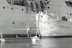 Ιταλικό οχηματαγωγό ξεφορτώνει στρατιώτες στην Κρήτη το 1941.