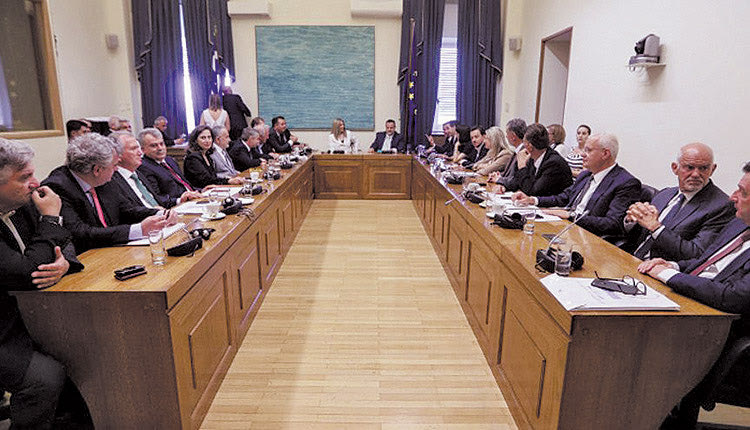 Η αλήθεια πάντως είναι ότι οι αναφορές Κεγκέρογλου περί μεταβατικού αρχηγού προκάλεσαν σε κάποιους εντός της κοινοβουλευτικής ομάδας τουλάχιστον  έκπληξη, αφού γνώριζαν ότι ψήφισαν τον Κεγκέρογλου για γραμματέα και όχι για ηγέτη της παράταξης- έστω προσωρινό.