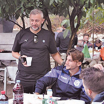 Στη… ρακή «έπνιξαν» τη στεναχώρια τους για την ήττα από τον ΑΟΤ οι άνθρωποι της Δαμάστας.