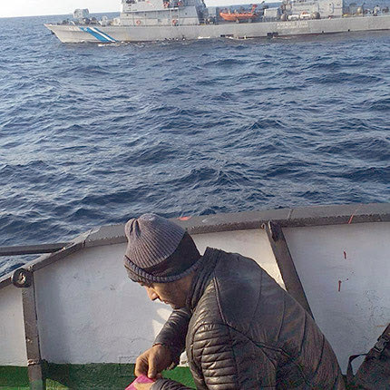 Οι φωτογραφίες με τους στιβαγμένους μετανάστες και την στενή παρακολούθηση από σκάφος του Λιμενικού, δημοσιεύτηκαν στο  aegeanboatreport.com