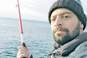 Τον «άρπαξε» το κύμα πριν προλάβει να πάρει στην αγκαλιά το τρίτο του παιδί...