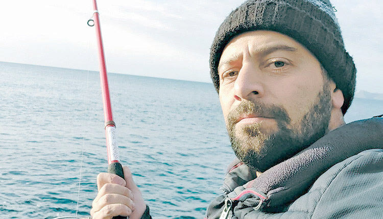 Τον «άρπαξε» το κύμα πριν προλάβει να πάρει στην αγκαλιά το τρίτο του παιδί...