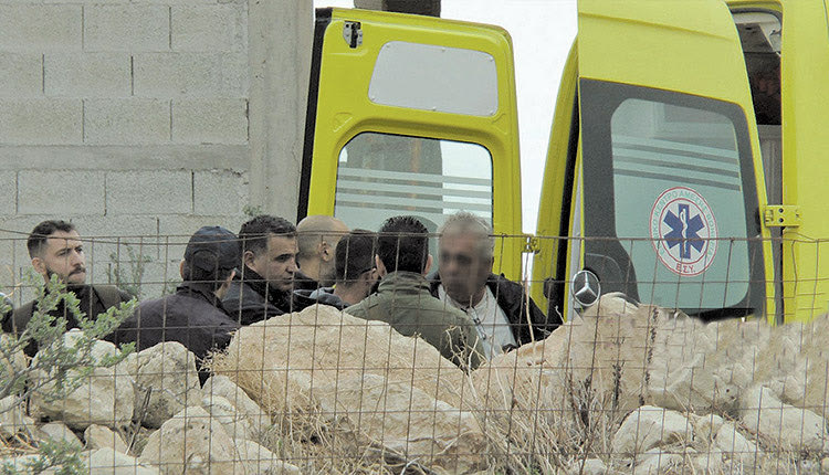 Ύστερα από 7 ώρες διαπραγματεύσεων, ο 54χρονος παραδόθηκε και οδηγήθηκε στο νοσοκομείο 