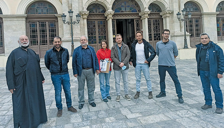 Ο κ. Κουμούσης με την ομάδα του στο προαύλιο του ναού