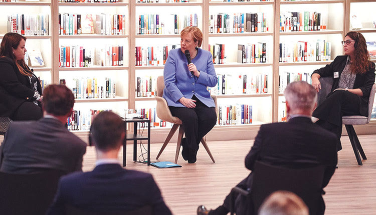 Η κ. Μέρκελ συνομίλησε με νέους στο Ινστιτούτο Γκαίτε