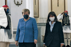 Στο Προεδρικό Μέγαρο υποδέχτηκε τη Μέρκελ η κ. Σακελλαροπούλου