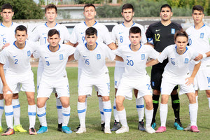 Η Εθνική Κ19 με τους Ψιμόπουλο και Σμπώκο (No 22)