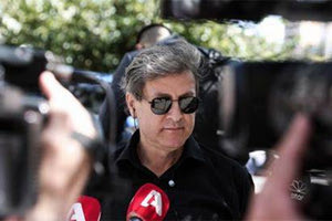 απαγορεύεται στον Νίκο Κουρή να χρησιμοποιεί το όνομα Μίκης Θοδωράκης