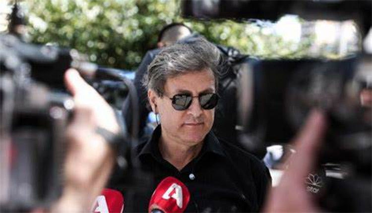 απαγορεύεται στον Νίκο Κουρή να χρησιμοποιεί το όνομα Μίκης Θοδωράκης