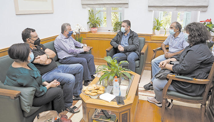 Από τη συνάντηση του κλιμακίου του ΚΚΕ με τον Αρναουτάκη