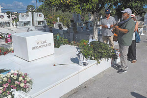 μνημόσυνο για τον Μίκη στον Γαλατά Χανίων