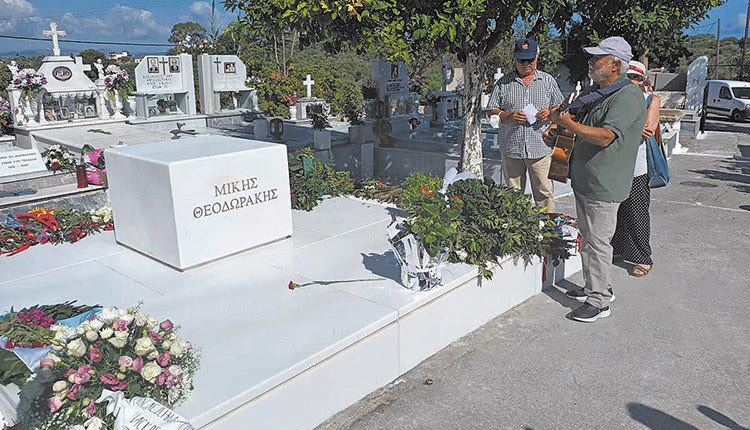 μνημόσυνο για τον Μίκη στον Γαλατά Χανίων