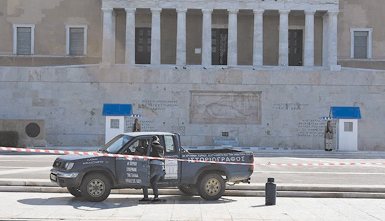 ΜΕ ΦΙΑΛΗ ΥΓΡΑΕΡΙΟΥ «σκαρφάλωσε»  με αγροτικό στη Βουλή