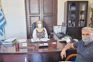 Συζήτηση είχαν η Συντονίστρια της Αποκεντρωμένης Διοίκησης Μ. Κοζυράκη με το Δήμαρχο Ιεράπετρας, κ. Θ. Καλαντζάκη