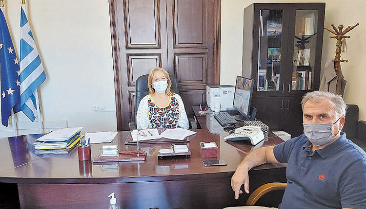 Συζήτηση είχαν η Συντονίστρια της Αποκεντρωμένης Διοίκησης Μ. Κοζυράκη με το Δήμαρχο Ιεράπετρας, κ. Θ. Καλαντζάκη