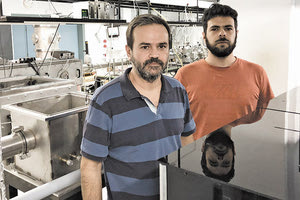 Ο δρ.Παρασκευάς Τζάλλας με τον φοιτητή του Θεοχάρη Λάμπρου στο εργαστήριο