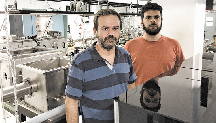 Ο δρ.Παρασκευάς Τζάλλας με τον φοιτητή του Θεοχάρη Λάμπρου στο εργαστήριο