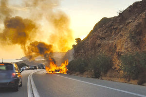 Αυτοκίνητο παραδόθηκε στις φλόγες