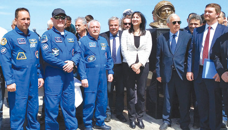 Ο Αντόν Σκάπλεροφ (πρώτος απ αριστερά) στ’ αποκαλυπτήρια της προτομής του Ρώσου κοσμοναύτη Γιούρι Γκαγκάριν που πραγματοποιήθηκαν στο Ηράκλειο το 2016