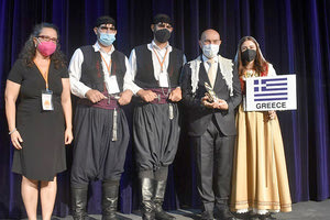 Κρητικοί χορευτές στο 15ο Φεστιβάλ Βαλκανικών Παραδοσιακών Χορών της Σμύρνης