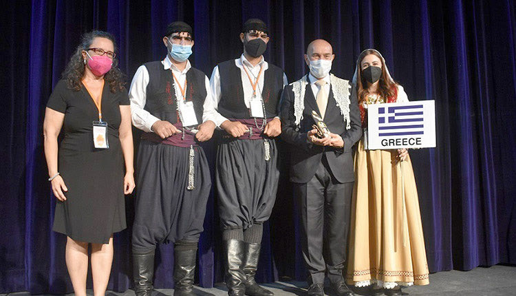 Κρητικοί χορευτές στο 15ο Φεστιβάλ Βαλκανικών Παραδοσιακών Χορών της Σμύρνης