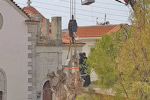 επιχείρηση απομάκρυνσης του καμπαναριού της Εκκλησίας του Αφέντη Χριστού στη Βόνη
