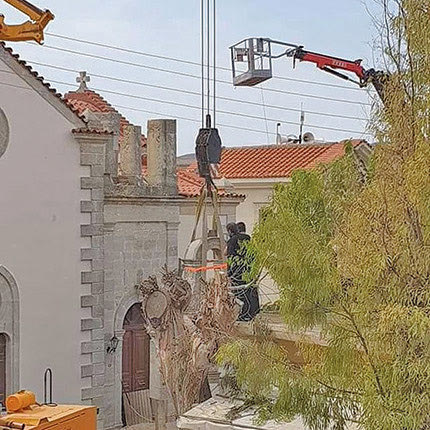 επιχείρηση απομάκρυνσης του καμπαναριού της Εκκλησίας του Αφέντη Χριστού στη Βόνη