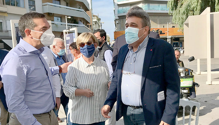 Ο Αλ. Τσίπρας στο περίπτερο του Συλλόγου Ρευματοπαθών Κρήτης