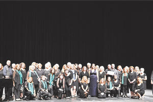 η Μικτή Χορωδία της Π.Ε. Ηρακλείου και η Χορωδία Voices Harmony Peace Choir.