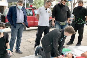 Στην εγκατάσταση Αυτόματου Εξωτερικού Απινιδωτή (ΑΕΑ) στο Ηράκλειο βρέθηκε ο Νίκος Ηγουμενίδης