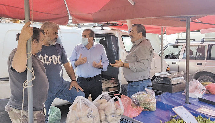 Στη λαϊκή αγορά ο Σωκράτης Βαρδάκης